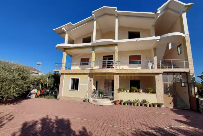 Shitet, Shtëpi Private 3 katëshe + 2 Dyqane + Tokë, Kamëz.