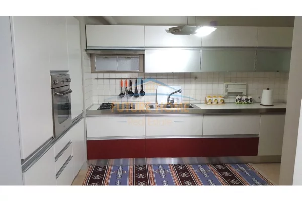 Shtepi me qera Apartament ne Tirane, 1+1, Mobilimi E mobiluar, Pagesa 550  Euro.