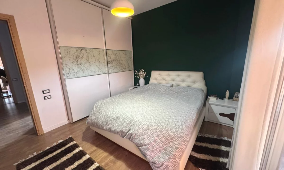 Shtepi ne shitje Apartament ne Tirane, 2+1, Mobilimi Pjeserisht e mobiluar, Pagesa 200,000  Euro.