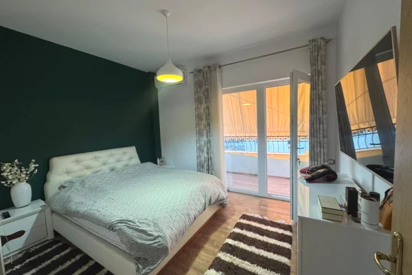 Shtepi ne shitje Apartament ne Tirane, 2+1, Mobilimi Pjeserisht e mobiluar, Pagesa 200,000  Euro.