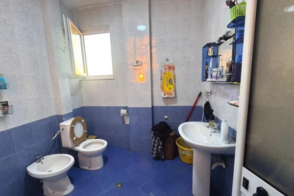 Shtepi ne shitje Apartament ne Tirane, 2+1, Mobilimi Pjeserisht e mobiluar, Pagesa 200,000  Euro.