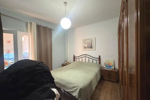 Shtepi ne shitje Apartament ne Tirane, 2+1, Mobilimi Pjeserisht e mobiluar, Pagesa 200,000  Euro.