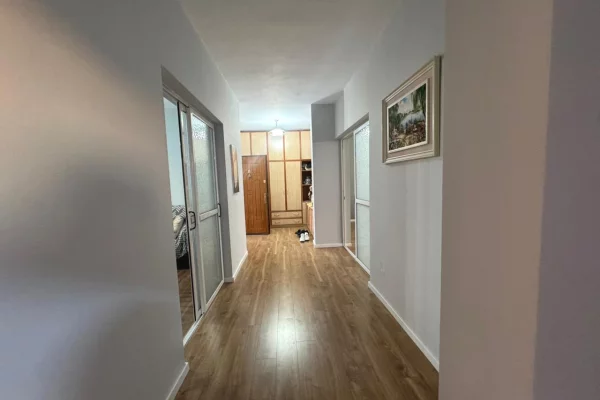 Shtepi ne shitje Apartament ne Tirane, 2+1, Mobilimi Pjeserisht e mobiluar, Pagesa 200,000  Euro.