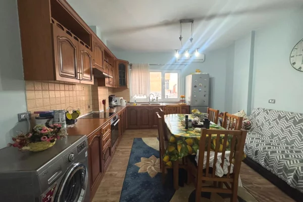 Shtepi ne shitje Apartament ne Tirane, 2+1, Mobilimi Pjeserisht e mobiluar, Pagesa 200,000  Euro.