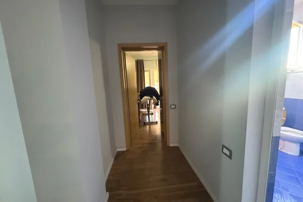 Shtepi ne shitje Apartament ne Tirane, 2+1, Mobilimi Pjeserisht e mobiluar, Pagesa 200,000  Euro.