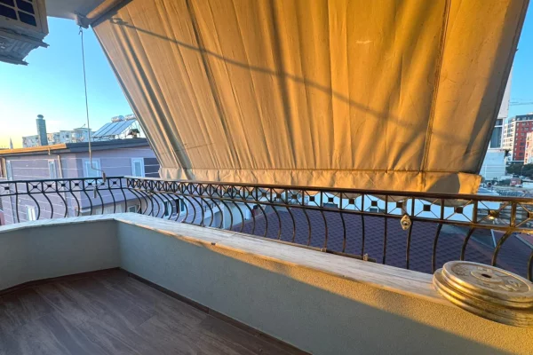 Shtepi ne shitje Apartament ne Tirane, 2+1, Mobilimi Pjeserisht e mobiluar, Pagesa 200,000  Euro.