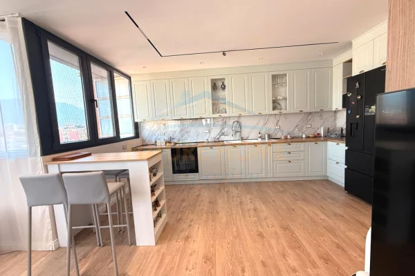 Appartamento in vendita a Tirana 2+1, Arredato