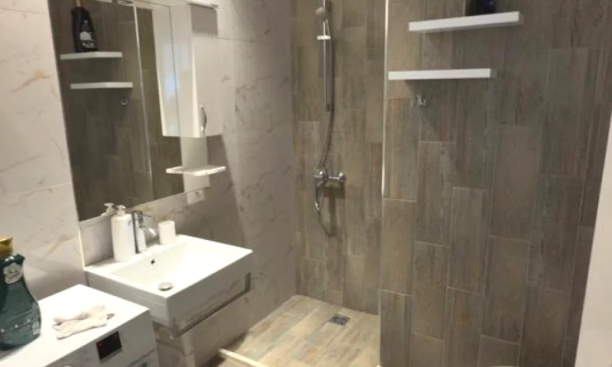 Shtepi ne shitje Apartament ne Tirane, 2+1, Mobilimi E mobiluar, Pagesa 185,002  Euro.