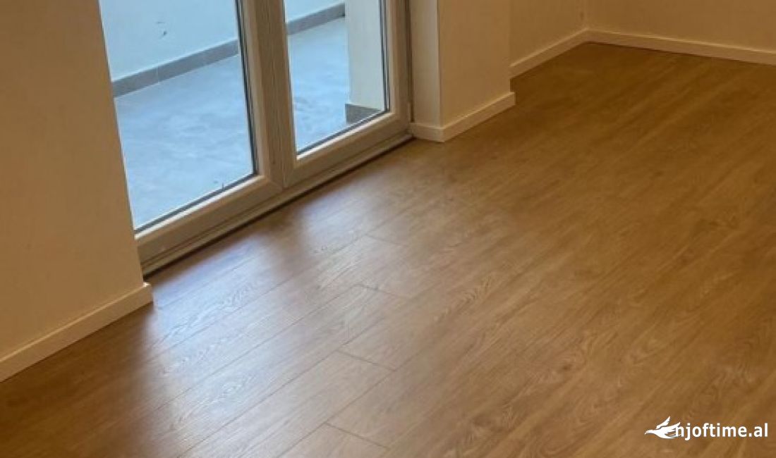 Jepet ambjent per zyra me qera tek rruga e kavajes 