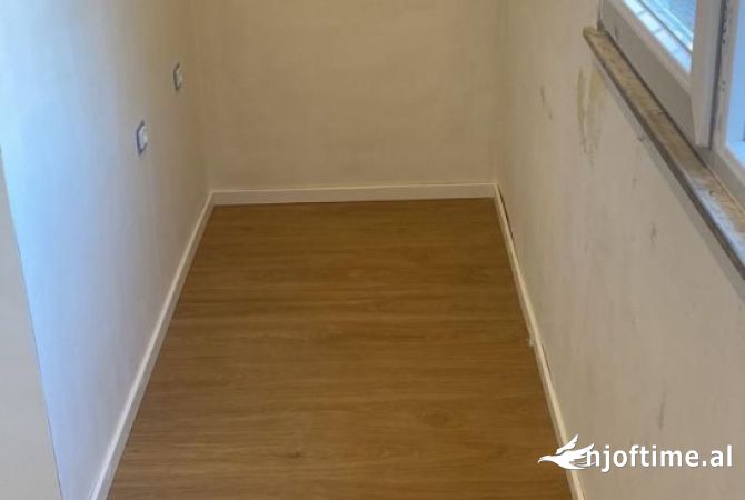 Jepet ambjent per zyra me qera tek rruga e kavajes 