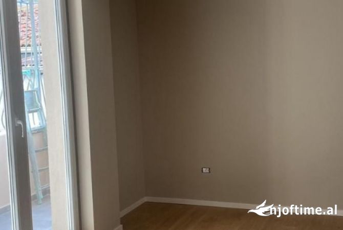 Jepet ambjent per zyra me qera tek rruga e kavajes 