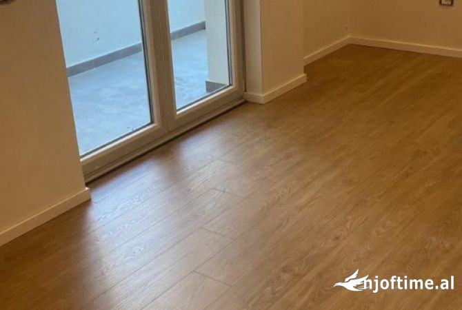 Jepet ambjent per zyra me qera tek rruga e kavajes 