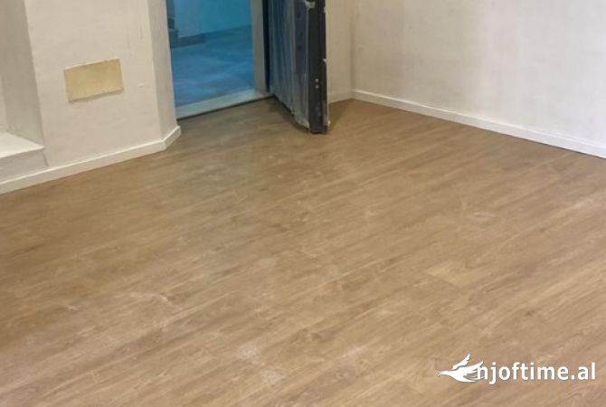 Jepet ambjent per zyra me qera tek rruga e kavajes 