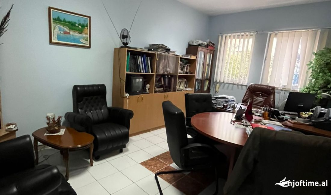 Jepet ambjent biznesi me qera ne zonen e Bllokut 