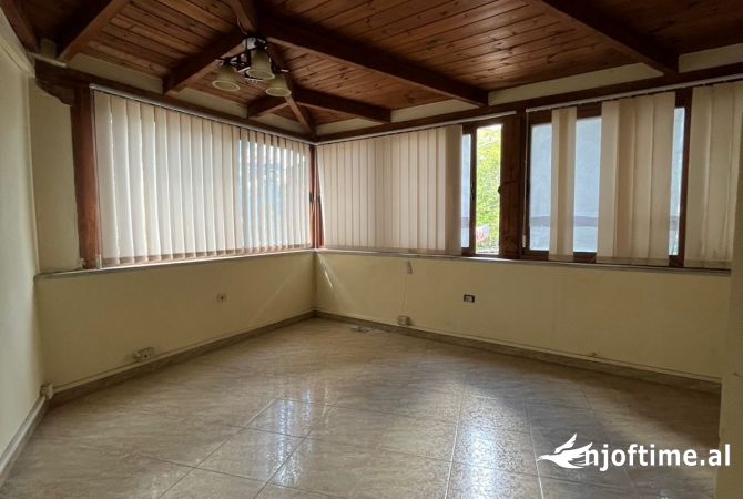 Ambiente Commerciale in Affitto 3+1 a Tirana - 1,600 Euro