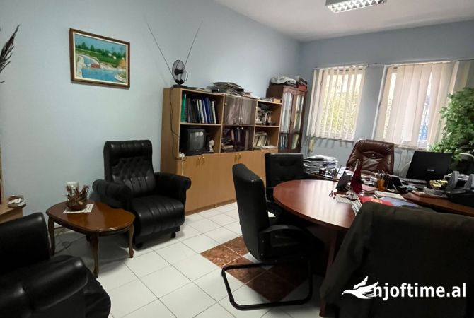 Ambiente Commerciale in Affitto 3+1 a Tirana - 1,600 Euro