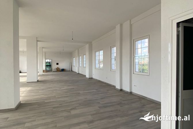 Ambiente Commerciale in Affitto 1+1 a Tirana - 1,000 Euro