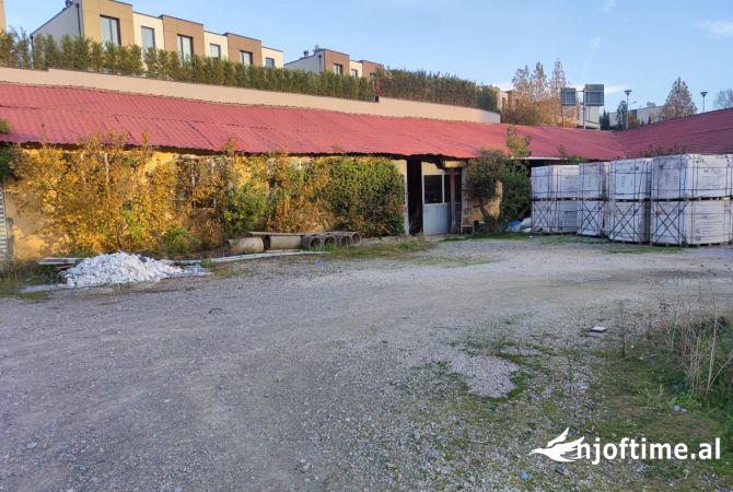 Ambiente Commerciale in Affitto 4+1 a Tirana - 1,800 Euro