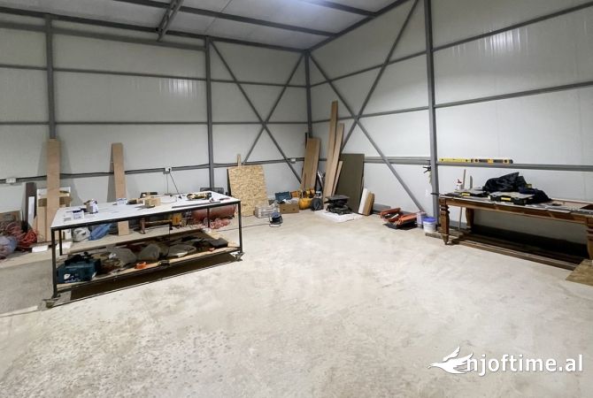 Jepet kapanon me qera 100m2 lartesi: 5m me te gjitha mjetet e punes per mobileri 