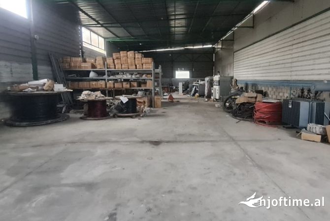 Okazion  Jepet kapanon me qera 400m2 1200€ perballe qtu-se 