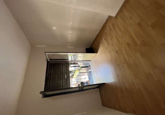 Tirane, jepet me qera ambjent biznesi Kati 0, 10 m2 200 Euro (Rruga e Dibres)