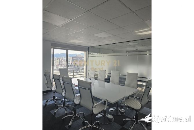Ambiente Commerciale in Affitto 1+1 a Tirana - 3,150 Euro