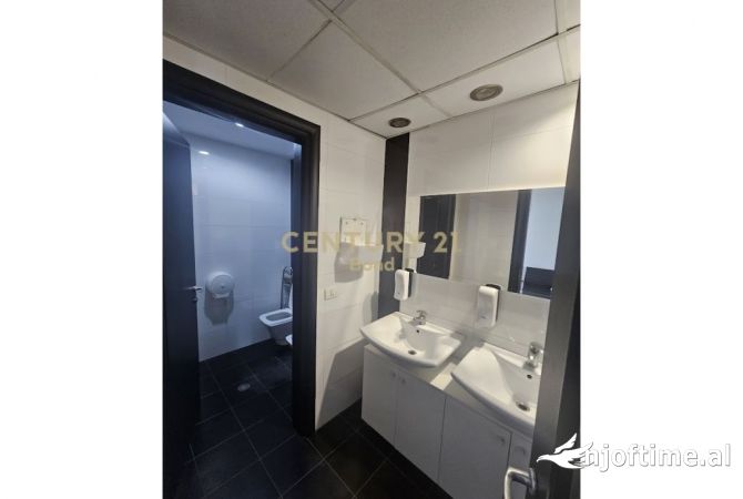 Ambiente Commerciale in Affitto 1+1 a Tirana - 3,150 Euro