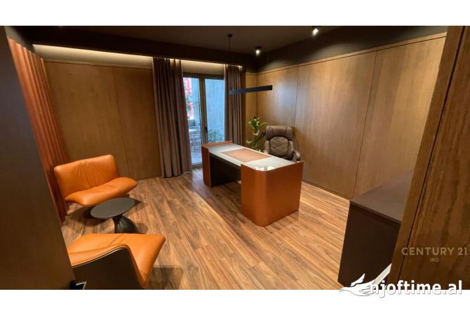 Ambiente Commerciale in Vendita 3+1 a Tirana - 530,000 Euro
