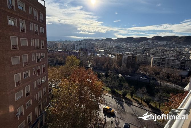 Ambiente Commerciale in Affitto 3+1 a Tirana - 2,500 Euro