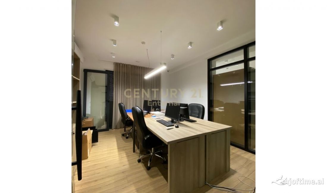 Zyra Per Shitje plus 4 poste Parkimi, RRUGA E BARRIKADAVE