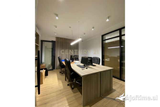 Zyra Per Shitje plus 4 poste Parkimi, RRUGA E BARRIKADAVE