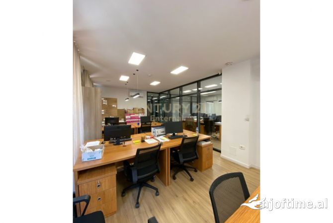 Zyra Per Shitje plus 4 poste Parkimi, RRUGA E BARRIKADAVE