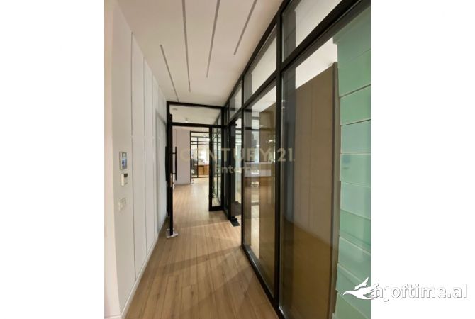 Zyra Per Shitje plus 4 poste Parkimi, RRUGA E BARRIKADAVE