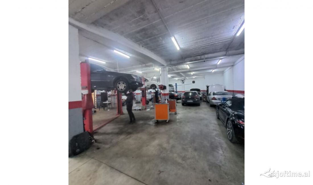 Shitet Biznes Servis Makinash Prane Qendres Tregtare Kristal, Tirana 420 m2