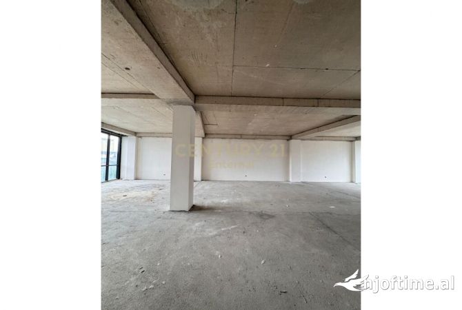 Ambiente Commerciale in Affitto 3+1 a Tirana - 3,500 Euro