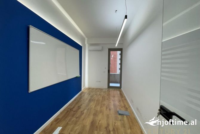 Ambiente Commerciale in Affitto 3+1 a Tirana - 3,000 Euro