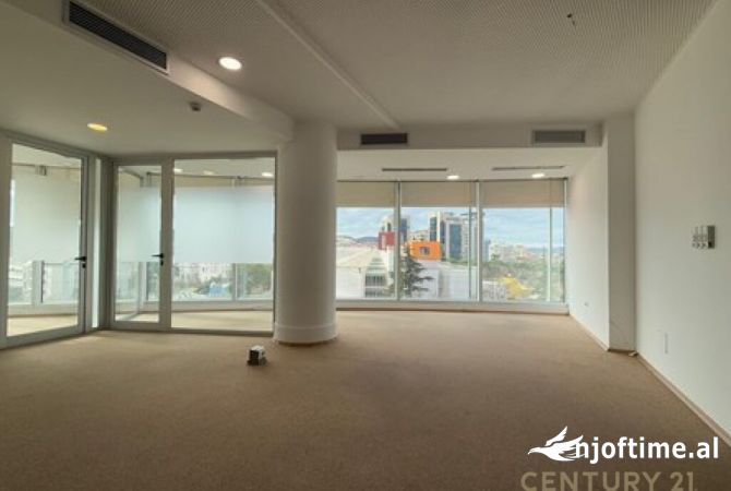 Ambiente Commerciale in Affitto 3+1 a Tirana - 13,000 Euro