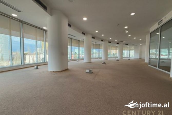 Ambiente Commerciale in Affitto 3+1 a Tirana - 13,000 Euro