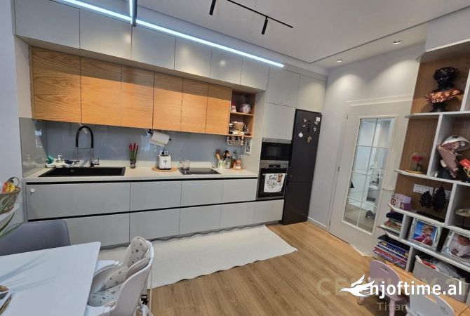 Appartamento in vendita a Tirana 2+1, Arredato