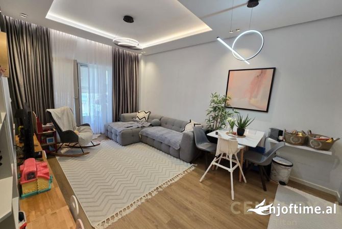 Appartamento in vendita a Tirana 2+1, Arredato