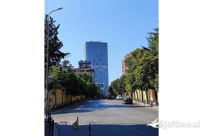 Ambient komercial për shitje tek rruga e Elbasanit!