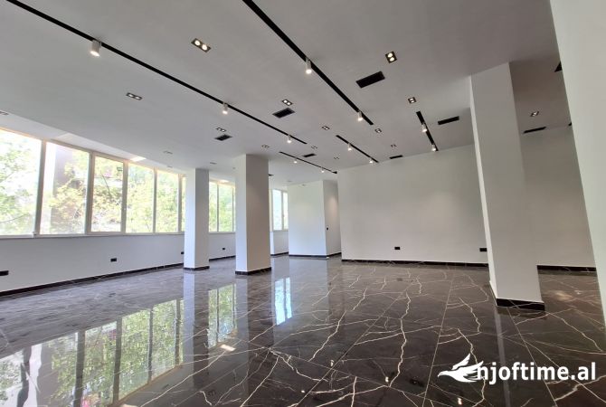 Ambjent komercial per qira ne Don Bosko,1200€/muaj (bruto)