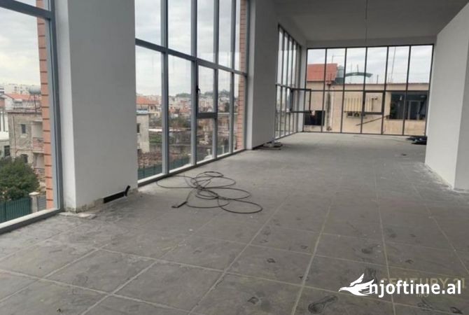 Jepet me qira ambient komercial ne zonen e Misto Mames!