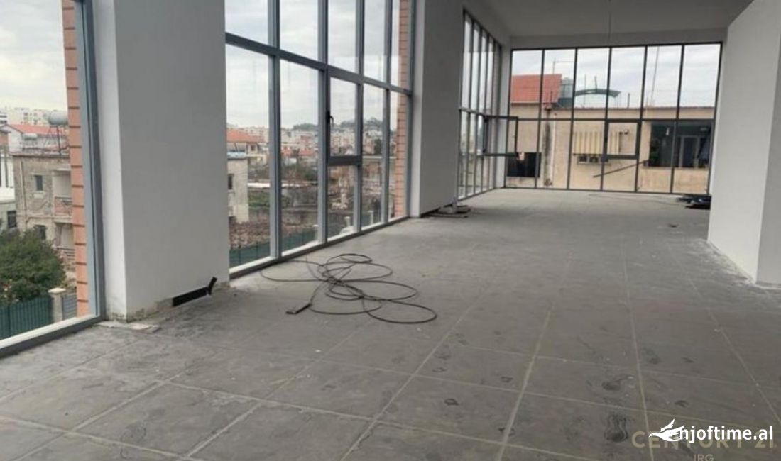 Jepet me qira ambient komercial ne zonen e Misto Mames!