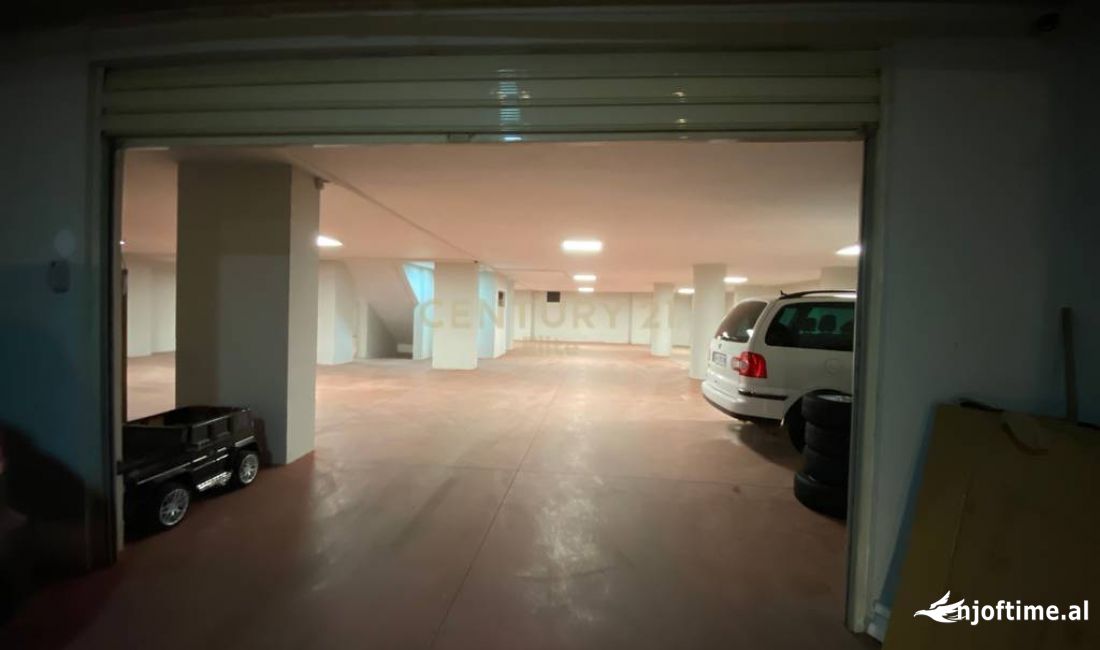 Garazh+dyqan ne zonen e Astirit, 270,000Euro | 389.3 m2