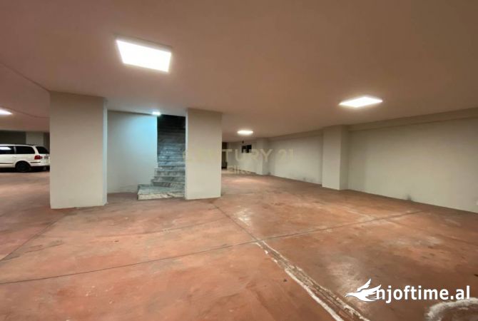 Garazh+dyqan ne zonen e Astirit, 270,000Euro | 389.3 m2