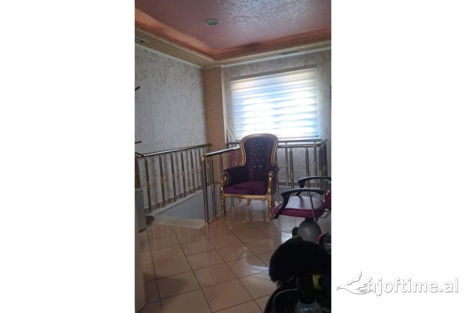 Ambient per shitje tek Rruga e Durrsit