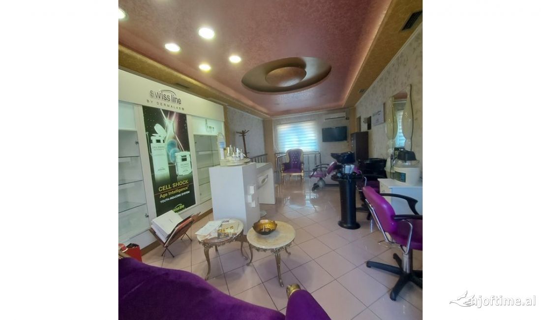 Ambient per shitje tek Rruga e Durrsit