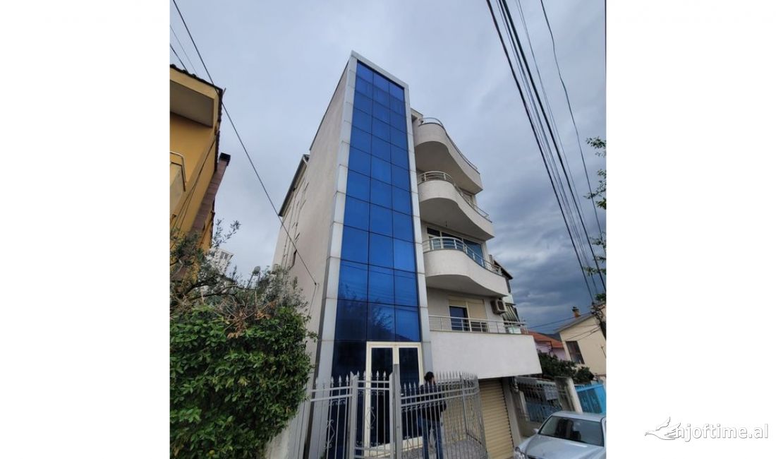 Shitet godine 5-kateshe multifunksionale ne Sauk – mundesi e shkelqyer investimi!