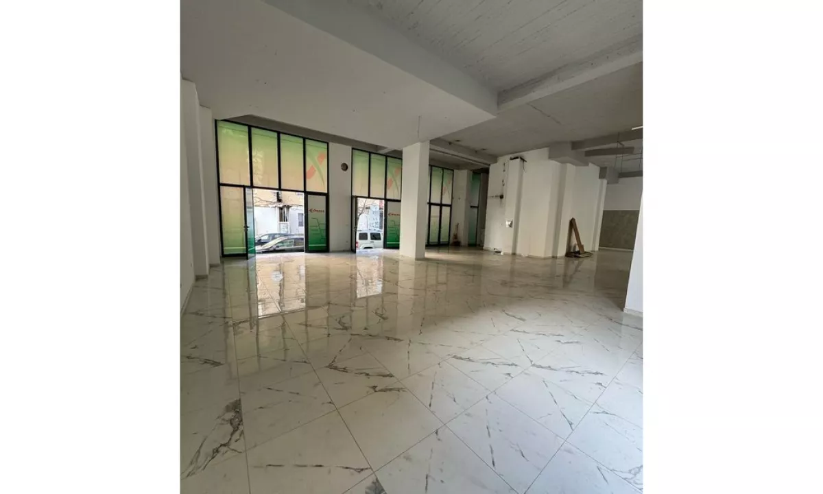 JEPET ME QERA AMBIENT KOMERCIAL TEK TIRANA E RE!!!